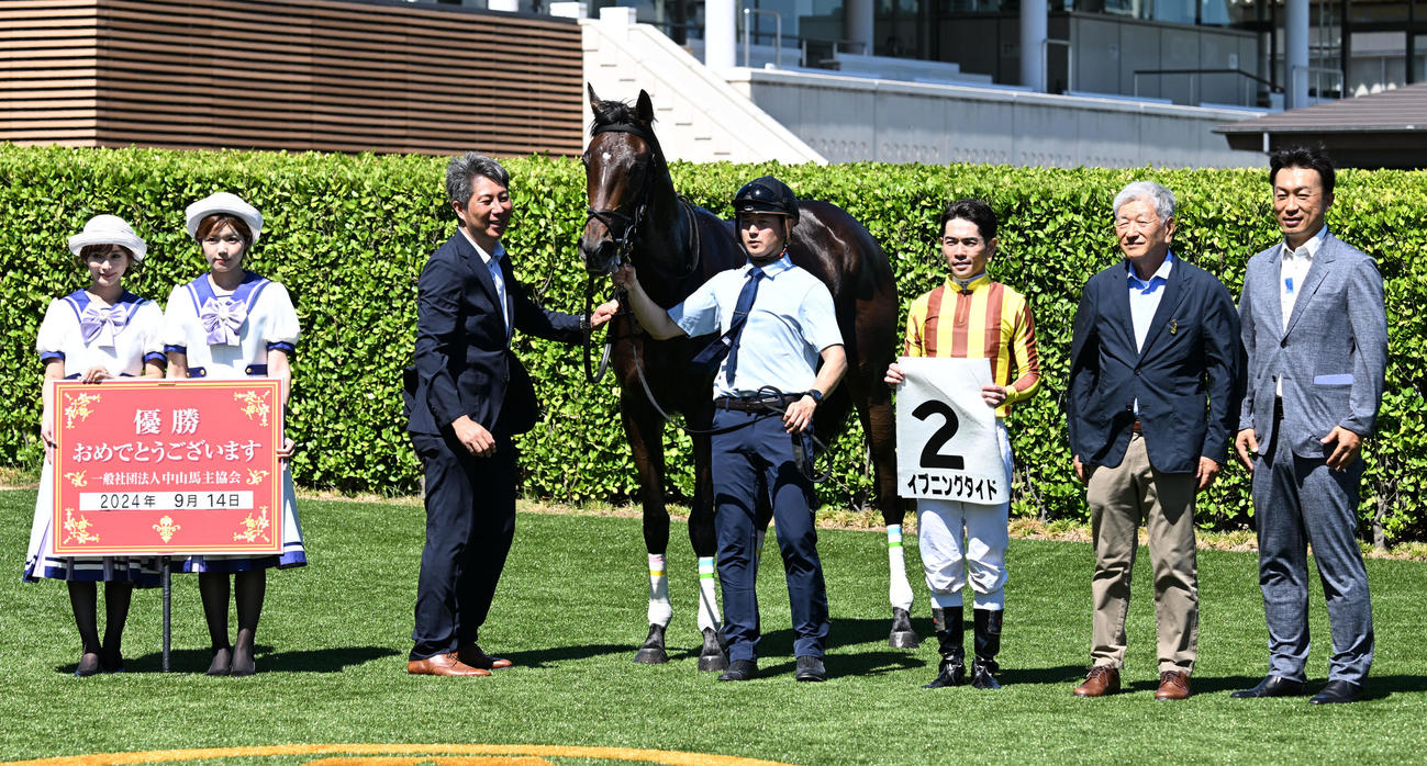 中山5R、新馬戦を制したイブニングタイドの口取りをする戸崎騎手と林師（左から3人目）（撮影・千葉一成）