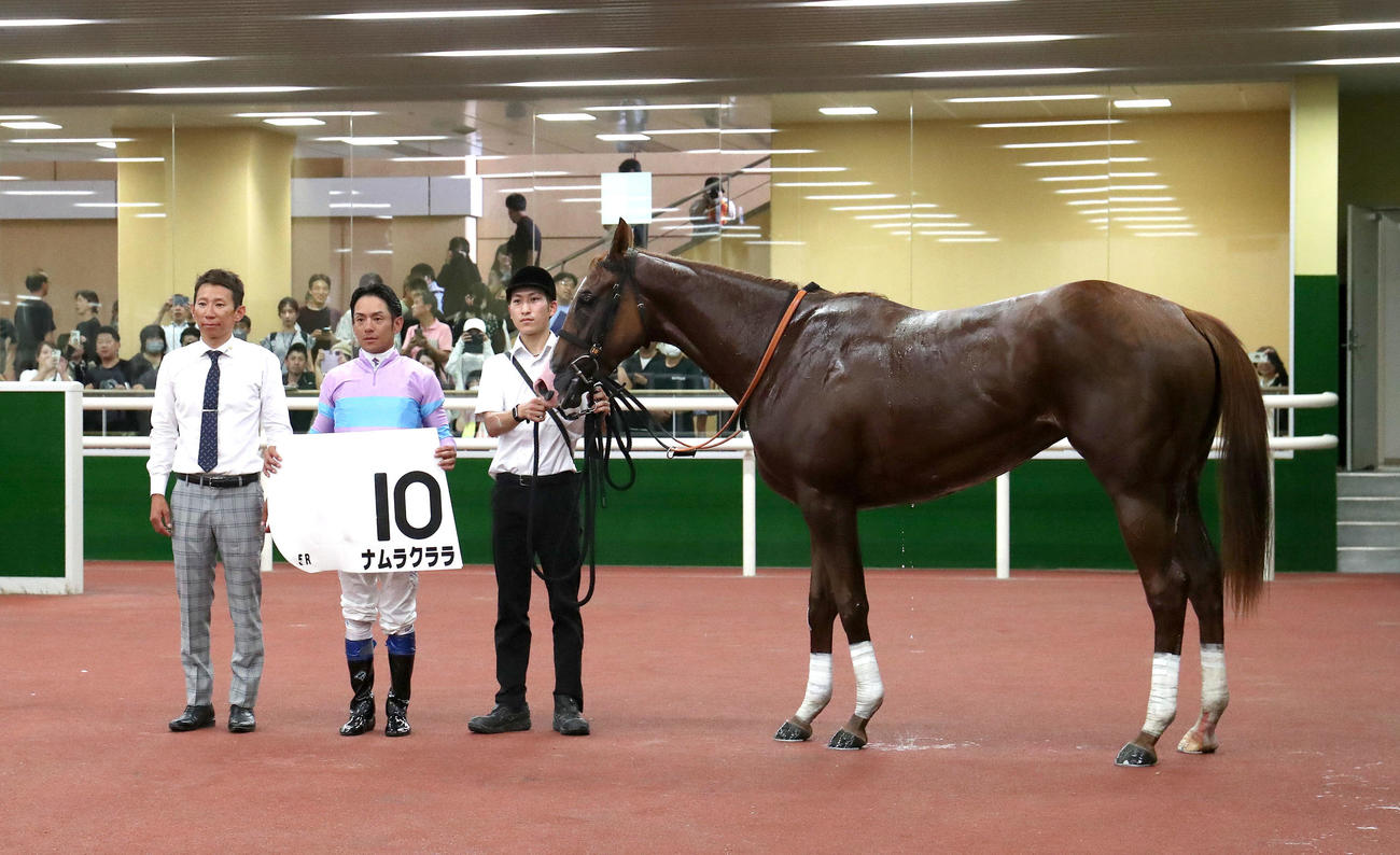 中京5R、新馬戦を制したナムラクララと口取りに並ぶ浜中騎手（中央）（撮影・白石智彦）