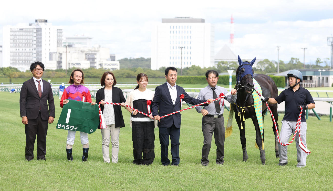 中京8R、阪神ジャンプSを制したサペラヴィと口取りに並ぶ江田勇騎手（左から2人目）（撮影・白石智彦）