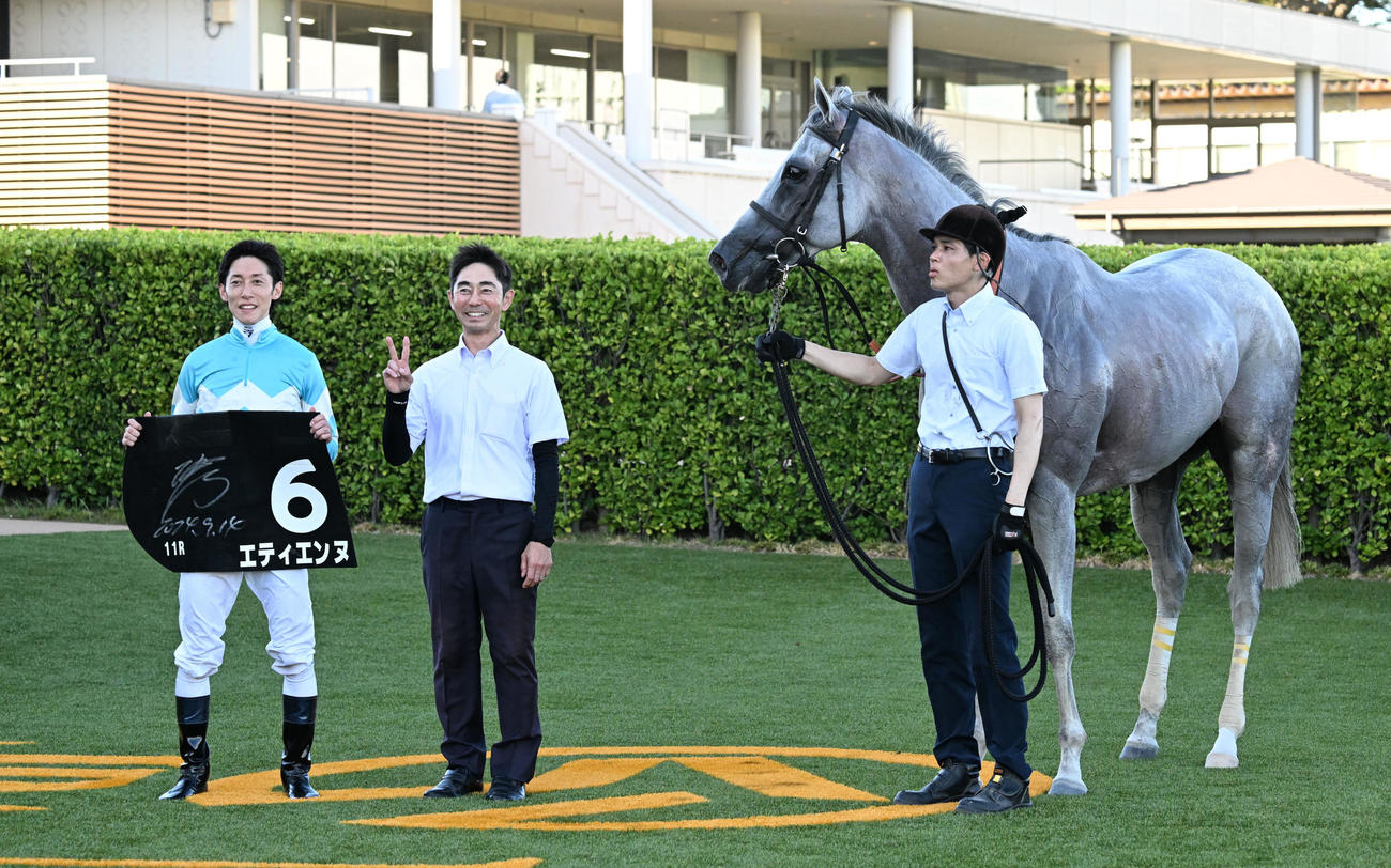 中山11R、初風Sを制したエティエンヌの口取りをする津村騎手と吉田師（撮影・千葉一成）