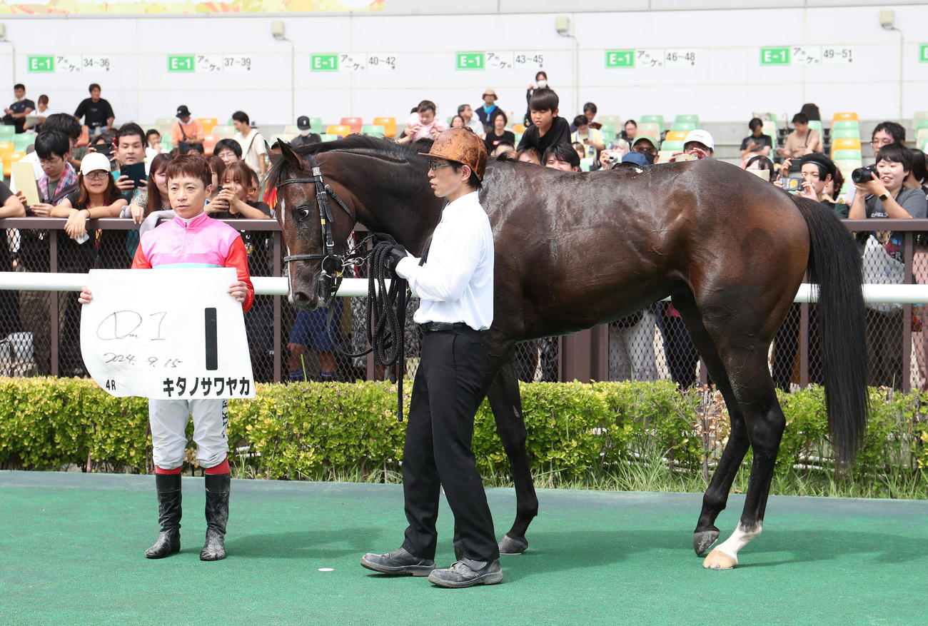 中京4R、新馬戦を制したキタノサワヤカと口取りに並ぶ池添騎手（左）（撮影・白石智彦）