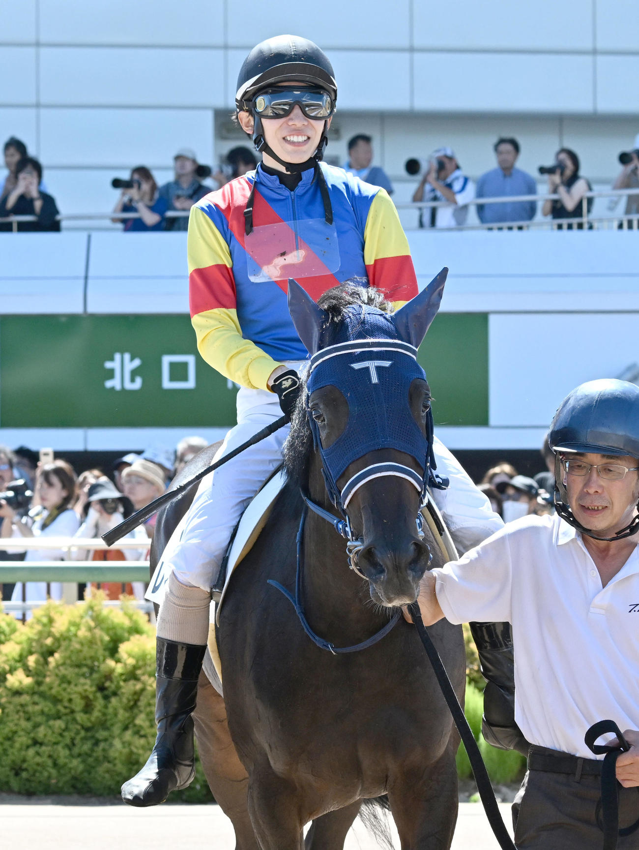 中山5R、牝馬限定の2歳新馬戦をレイユール制し、笑顔を見せる嶋田騎手（撮影・千葉一成）