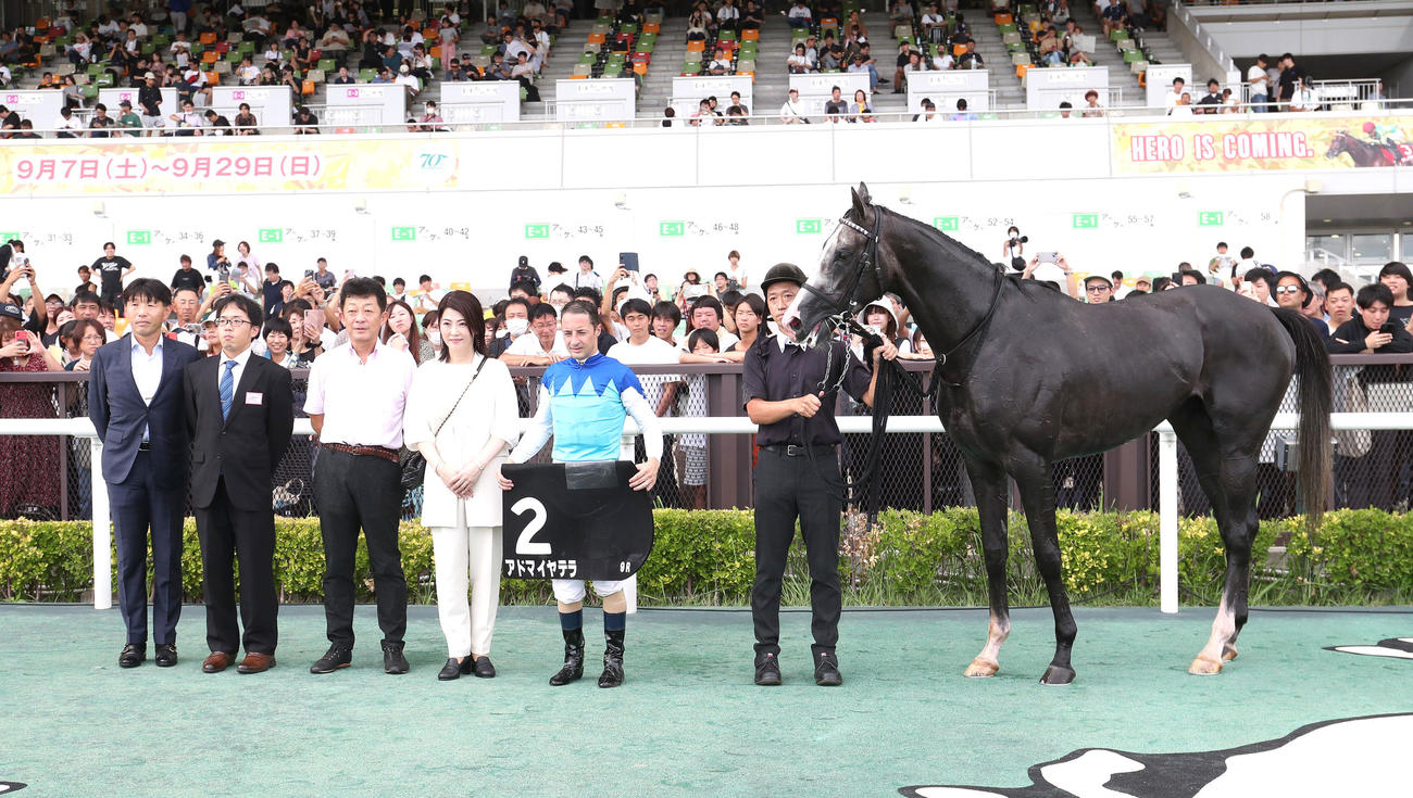 中京9R、茶臼山高原特別を制したアドマイヤテラと口取りに並ぶC・ルメール騎手（右から2人目）（撮影・白石智彦）