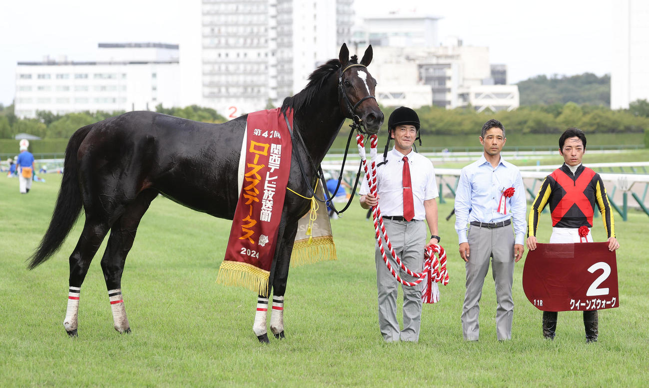 ローズSを制したクイーンズウォークと口取りに並ぶ川田騎手（右）（撮影・白石智彦）