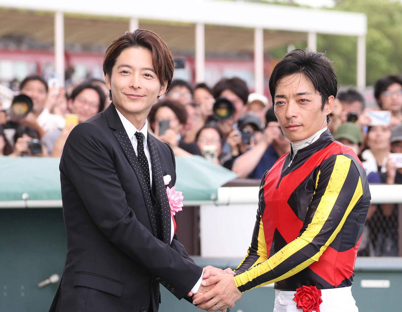 ローズSを制した川田騎手（右）と握手するプレゼンターの小池徹平（撮影・白石智彦）