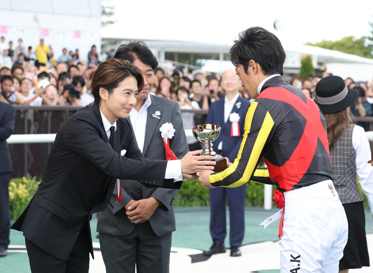 ローズSを制した川田騎手（右）にトロフィーを授与するプレゼンターの小池徹平（撮影・白石智彦）