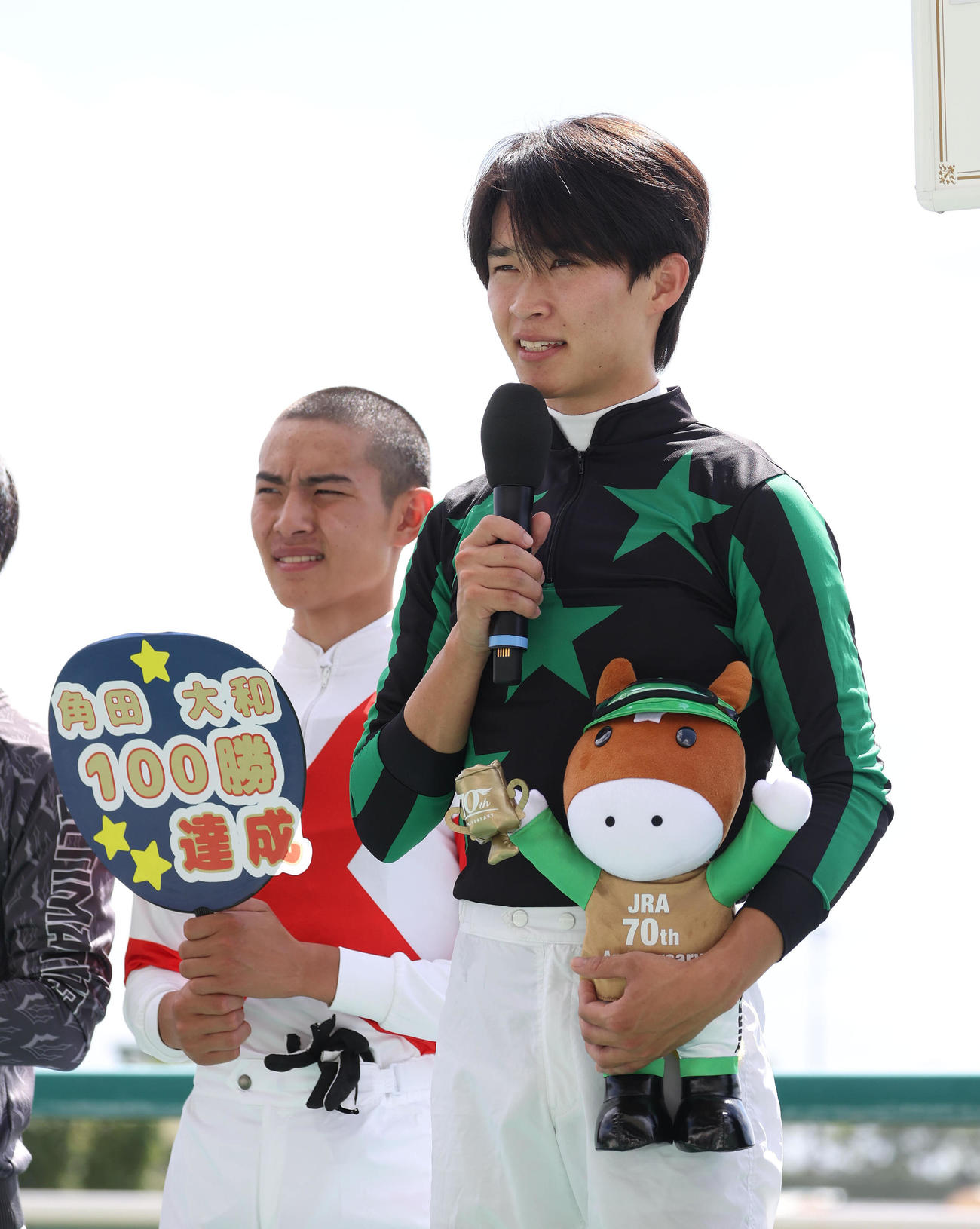 中京1Rを勝利しインタビューに答えるJRA通算100勝を達成した角田大和騎手（撮影・白石智彦）