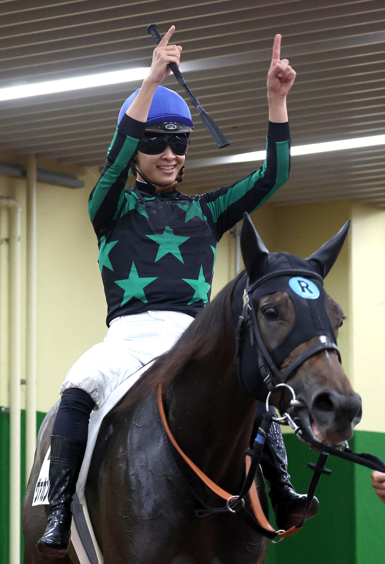 中京1Rを勝利しガッツポーズで引き揚げるJRA通算100勝を達成した角田大和騎手（撮影・白石智彦）