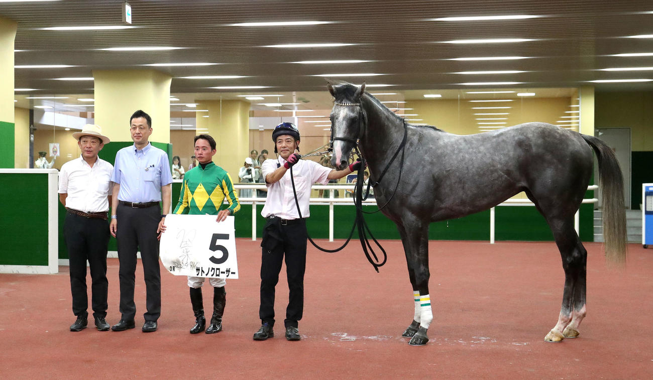 中京3R、2歳未勝利を勝ち上がったサトノクローザーと口取りに並ぶ岩田望騎手（右から2人目）（撮影・白石智彦）