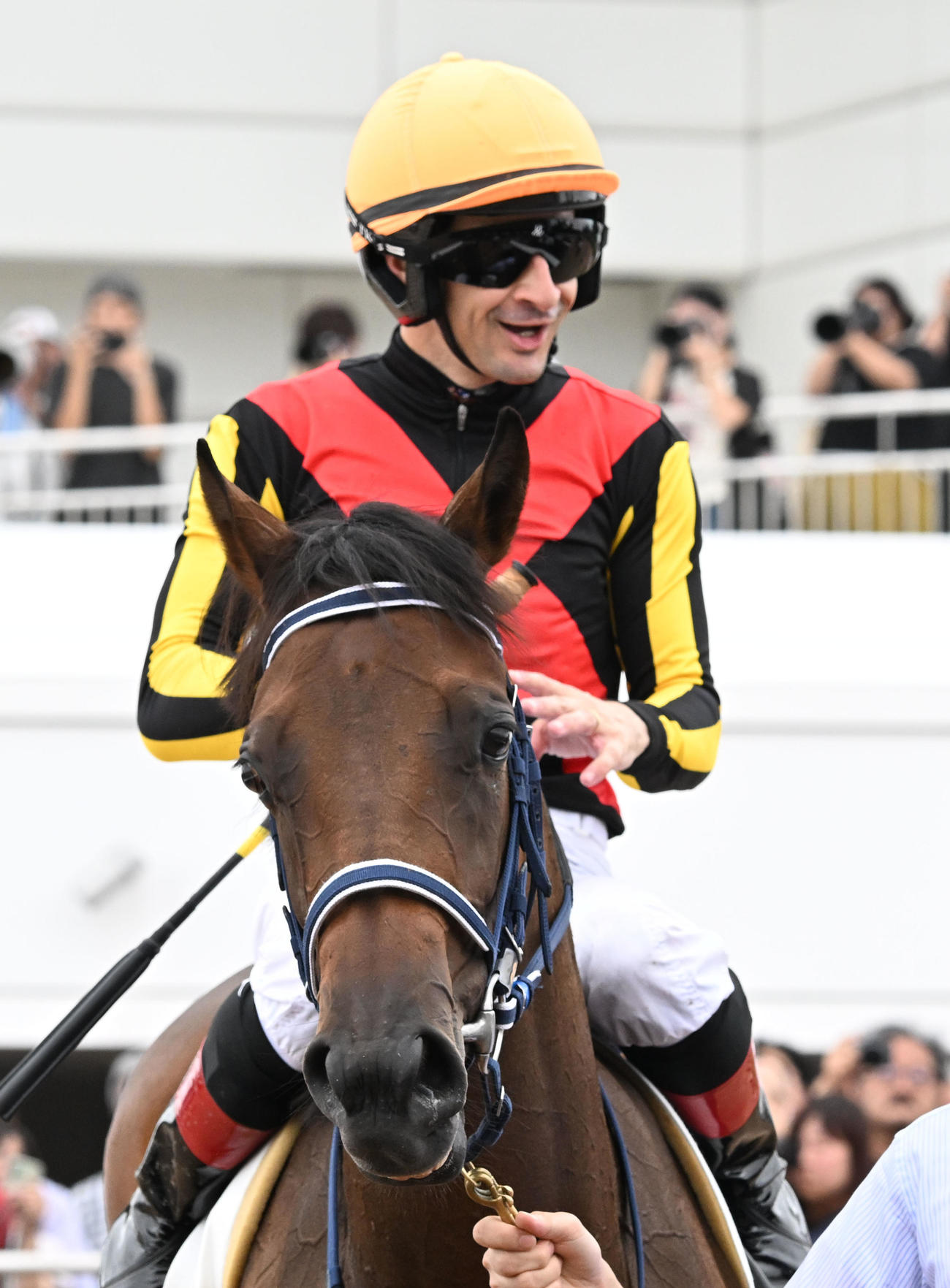 中山6R、2歳新馬戦をブラウンラチェットで制し、笑顔を見せるルメール騎手（撮影・千葉一成）