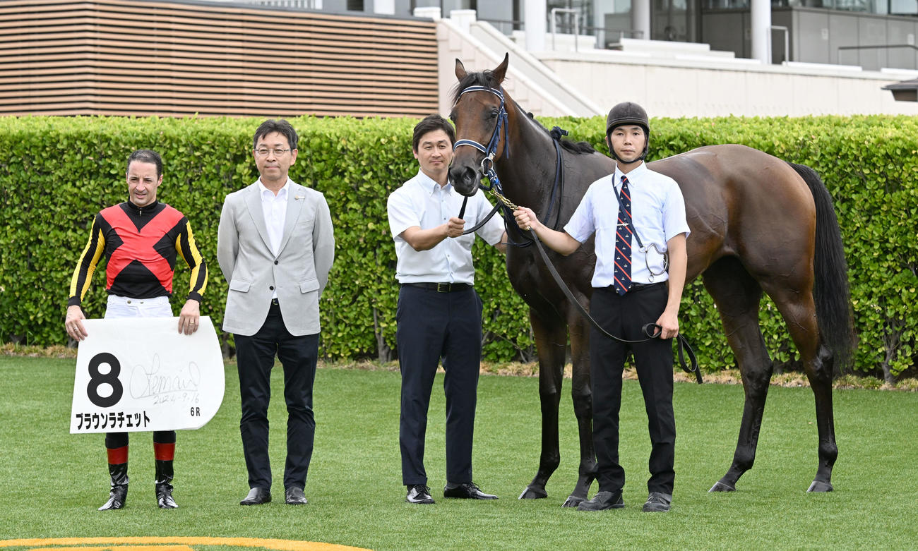 中山6R、2歳新馬戦を制したブラウンラチェットの口取りをするルメール騎手と手塚師（撮影・千葉一成）