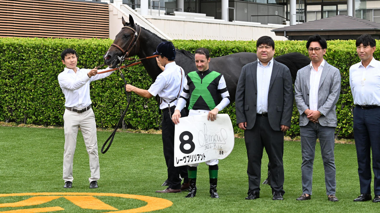 中山5R、2歳新馬戦を制したレーヴブリリアントの口取りをするルメール騎手と田中博師（左端）