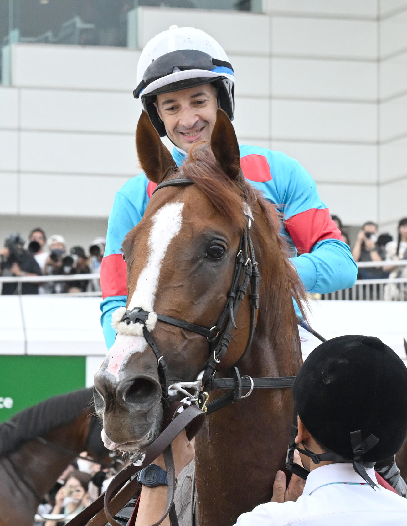 朝日杯セントライト記念をアーバンシックで制し、笑顔を見せるルメール騎手（撮影・千葉一成）