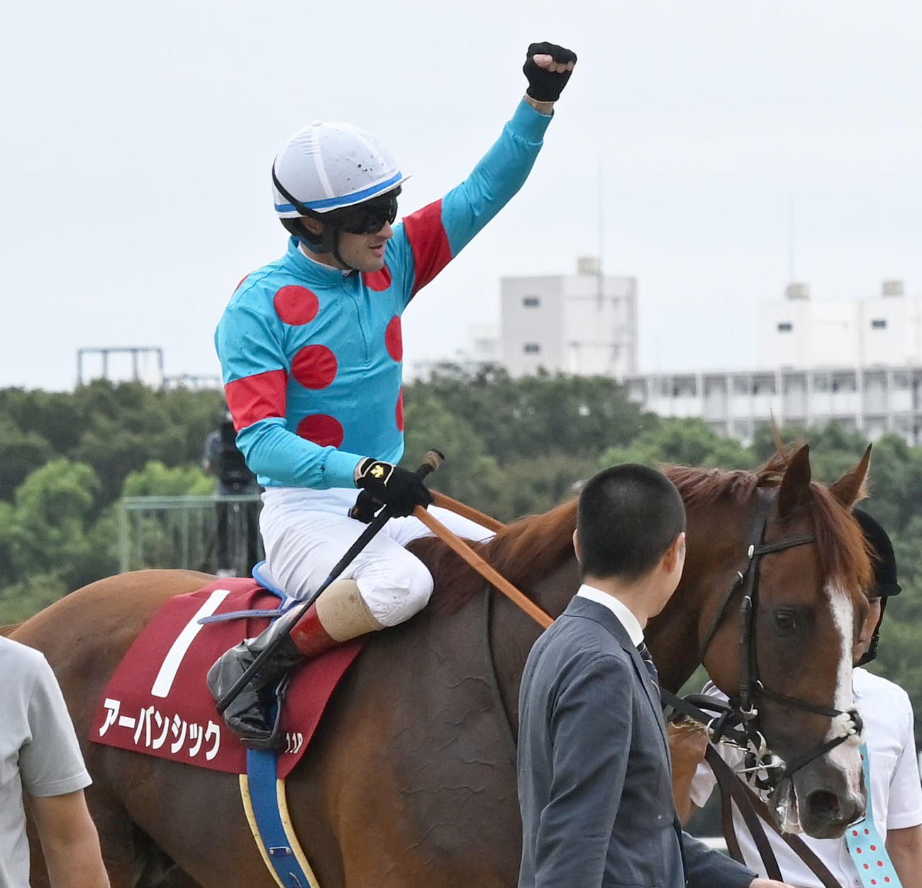 朝日杯セントライト記念をアーバンシックで制し、スタンドの歓声に応えるルメール騎手（撮影・千葉一成）