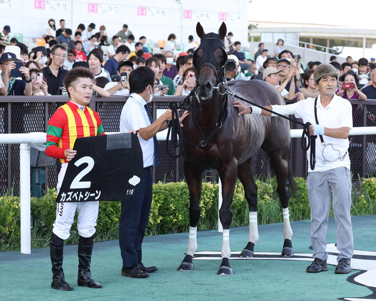 中京11R、アニバーサリーSを制したカズペトシーンと口取りに並ぶ西村淳騎手（左）（撮影・白石智彦）
