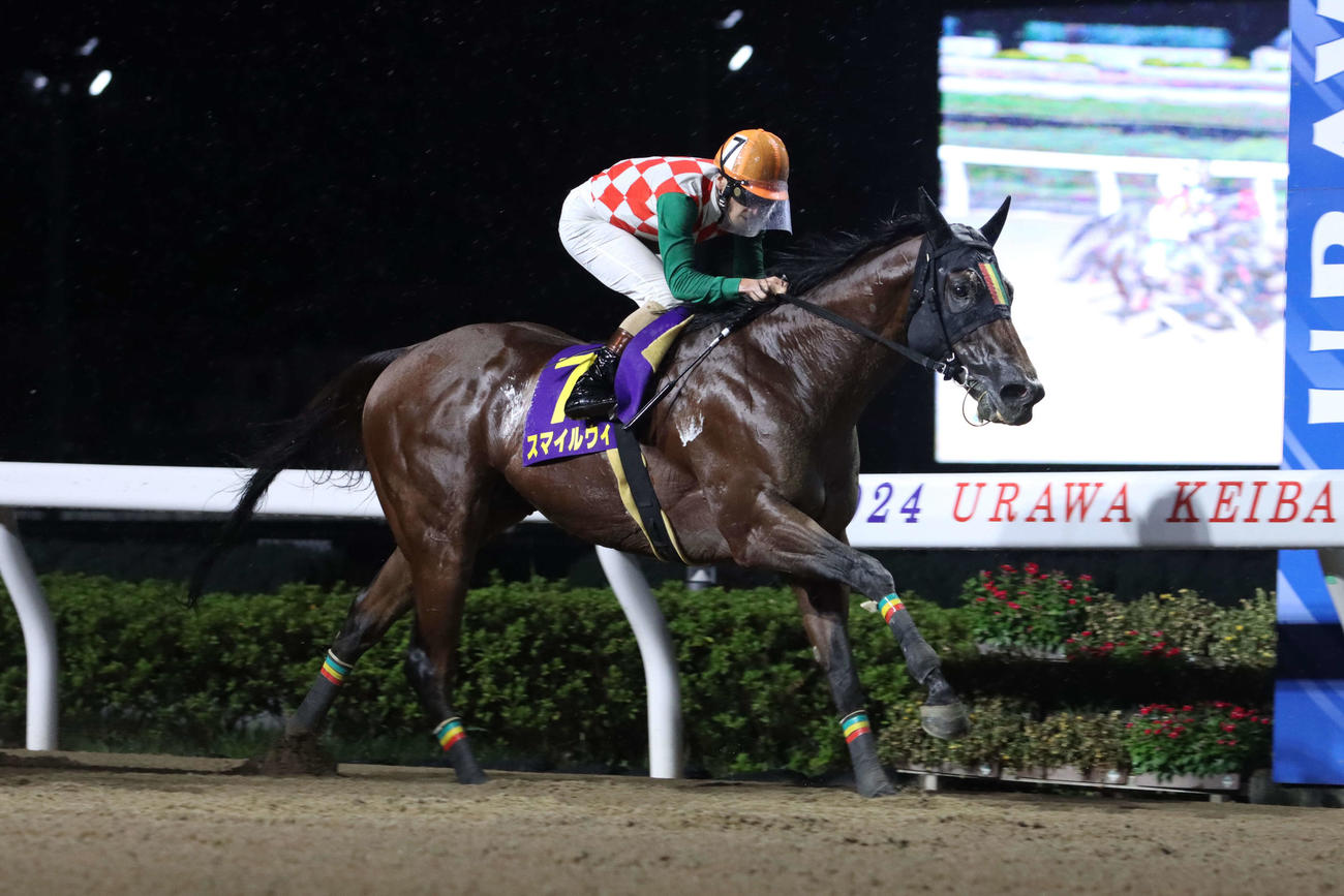 4コーナーで先頭に立ちオーバルスプリントを制したスマイルウィと矢野貴之騎手