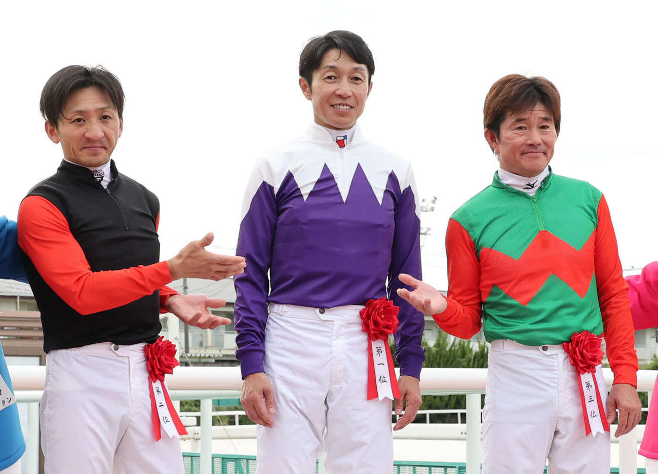ゴールデンジョッキーカップ連覇を決めた武豊騎手は、吉村智（左）と小牧太（右）から祝福される