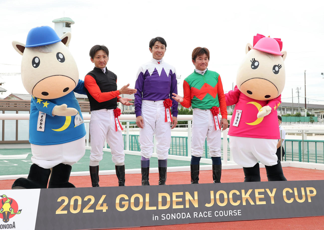 ゴールデンジョッキーカップ連覇を決め、吉村智（左）と小牧太（右）から祝福される武豊