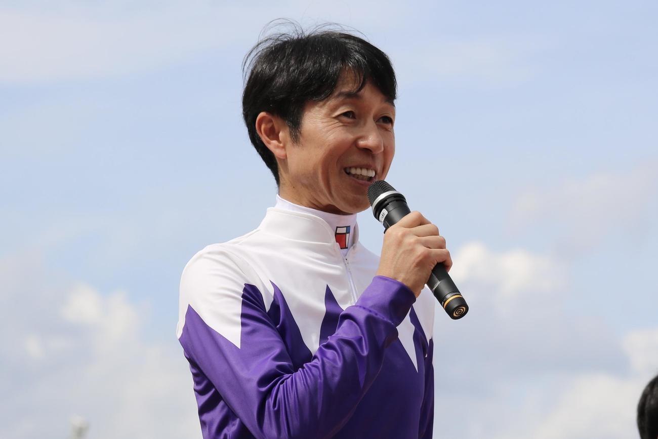 園田ゴールデンジョッキーカップでスペシャルウィークの勝負服を身にまとう武豊騎手