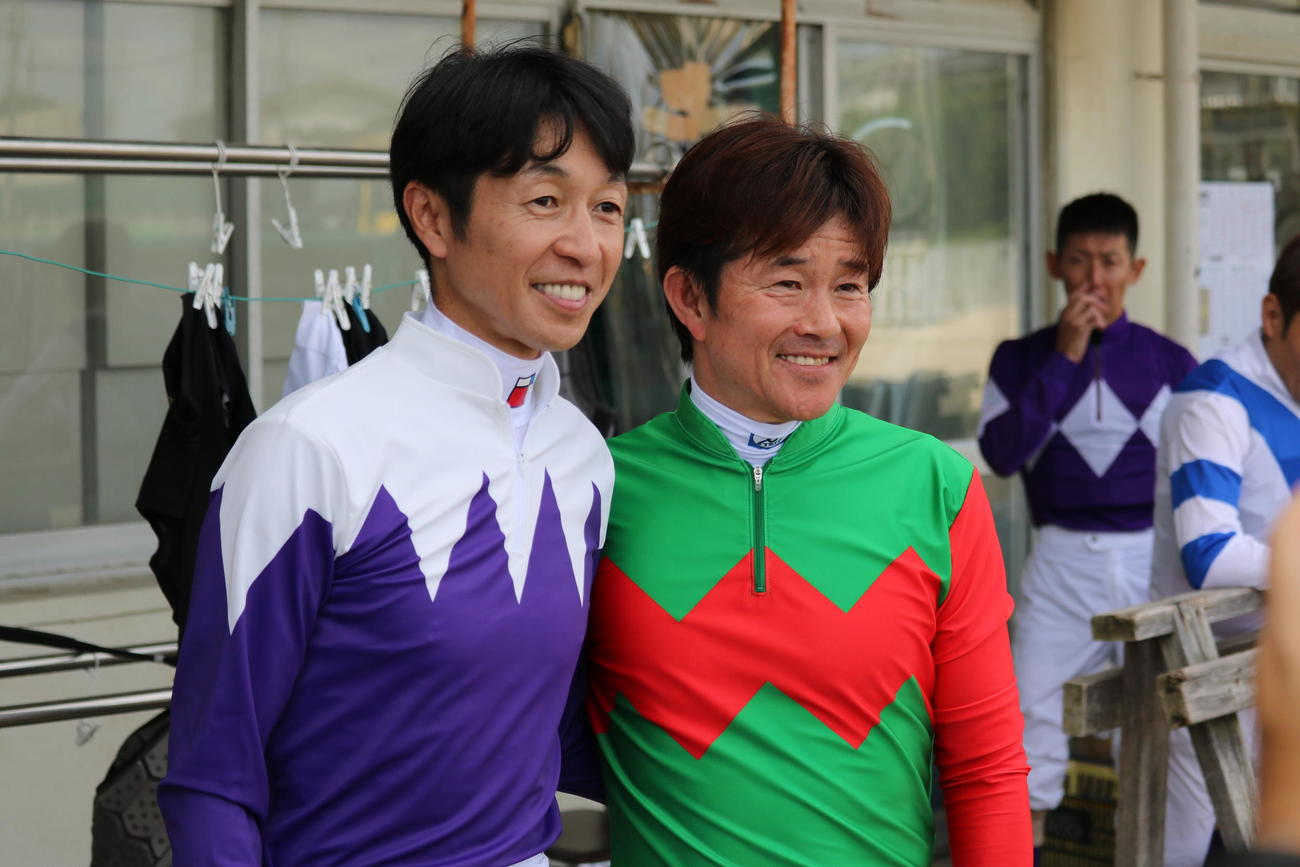 園田ゴールデンジョッキーカップに挑む武豊騎手（左）と小牧太騎手