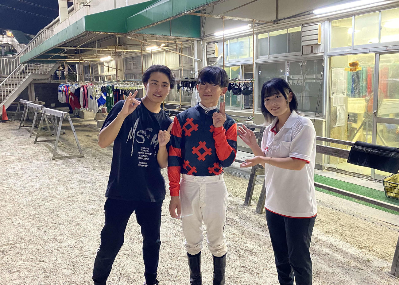 園田チャレンジカップを制した大山龍太郎騎手（中央）を祝福する同期の佐々木世麗騎手（右）と長尾翼玖騎手
