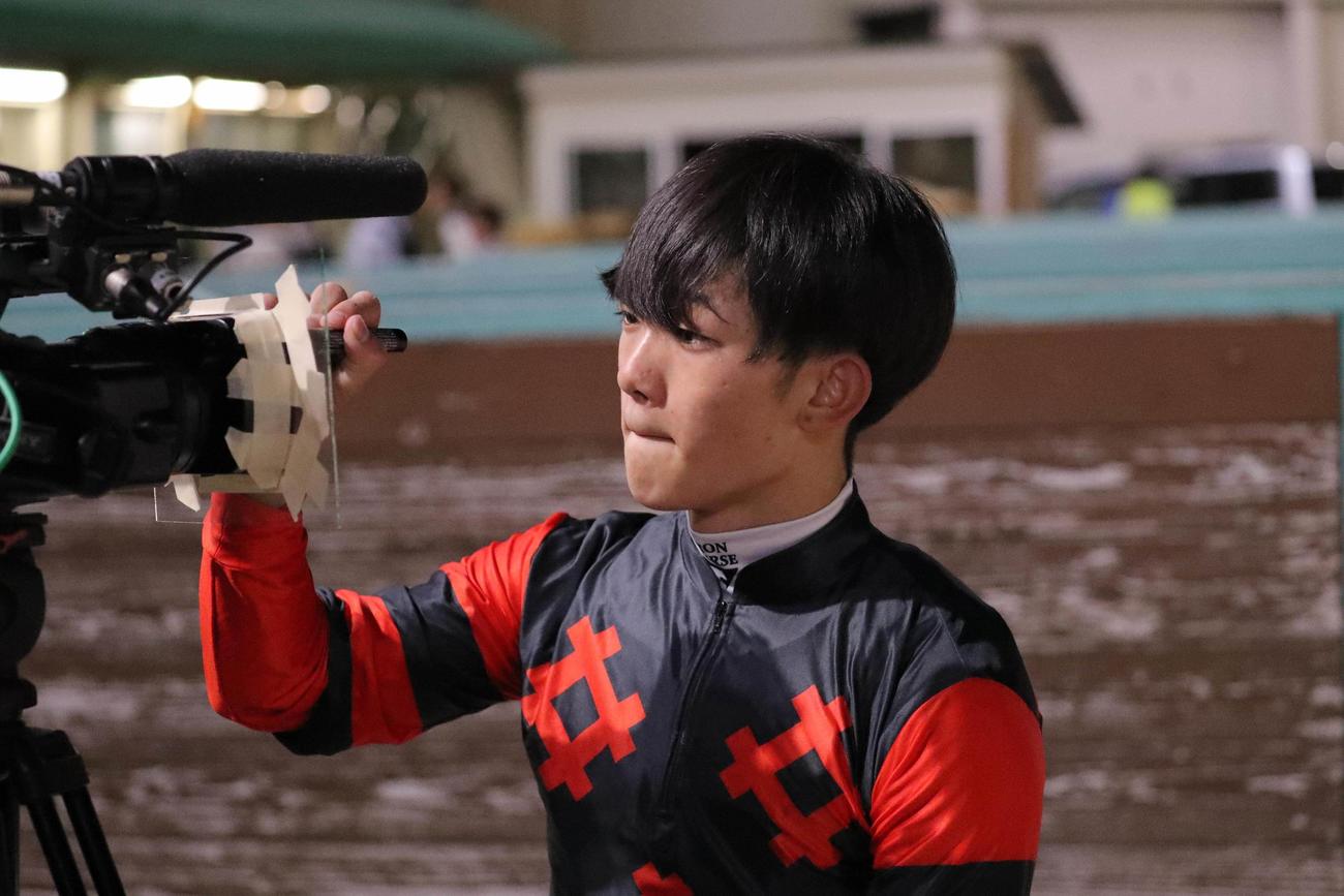 中継カメラにサインをする大山龍太郎騎手