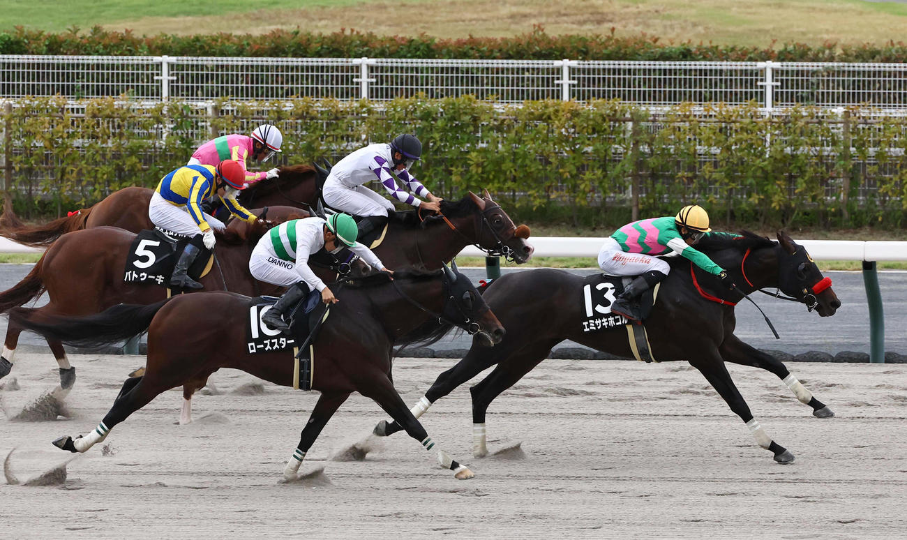 外から伸びたエミサキホコル（右）が伊賀Sを制した（撮影・上田博志）