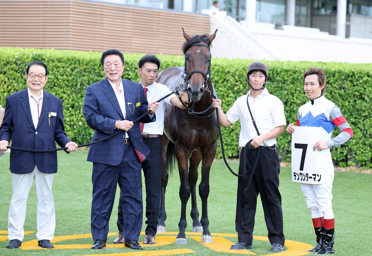 新馬戦を制したテンワンダーマンと田辺騎手（右）（撮影・鈴木正人）