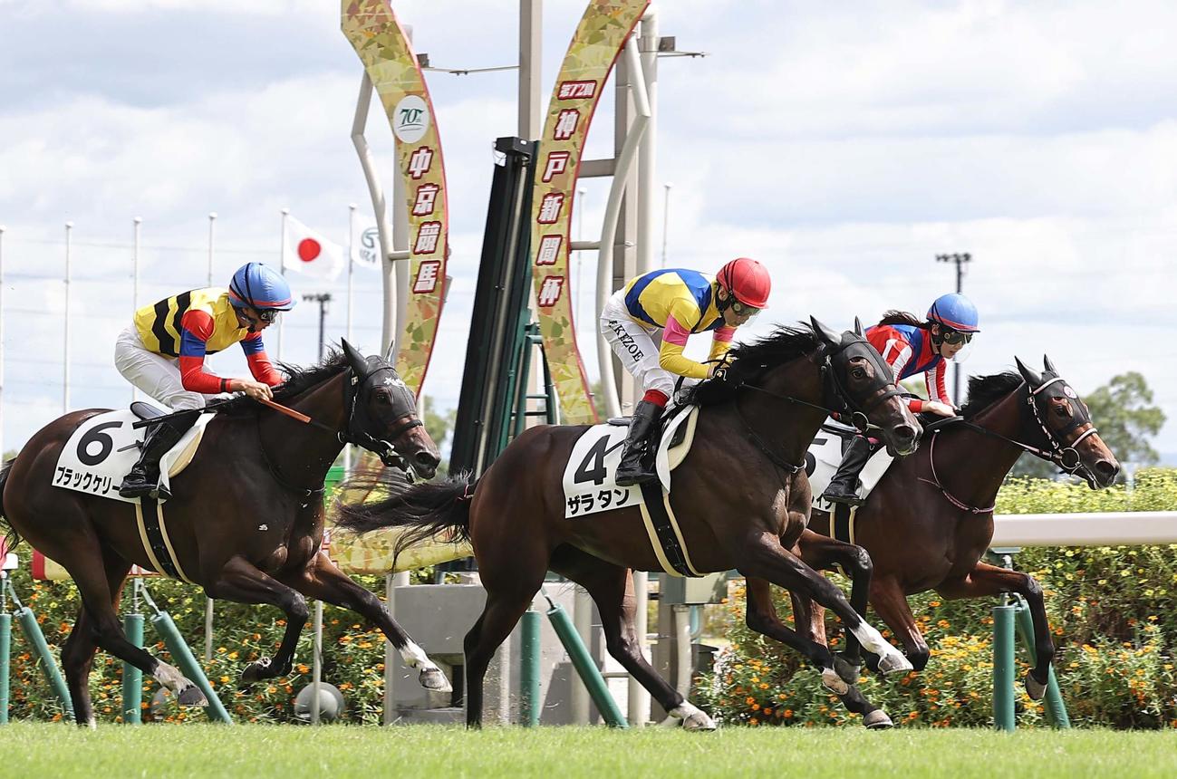 中京5R、新馬戦を制したザラタン（中央）（撮影・上田博志）