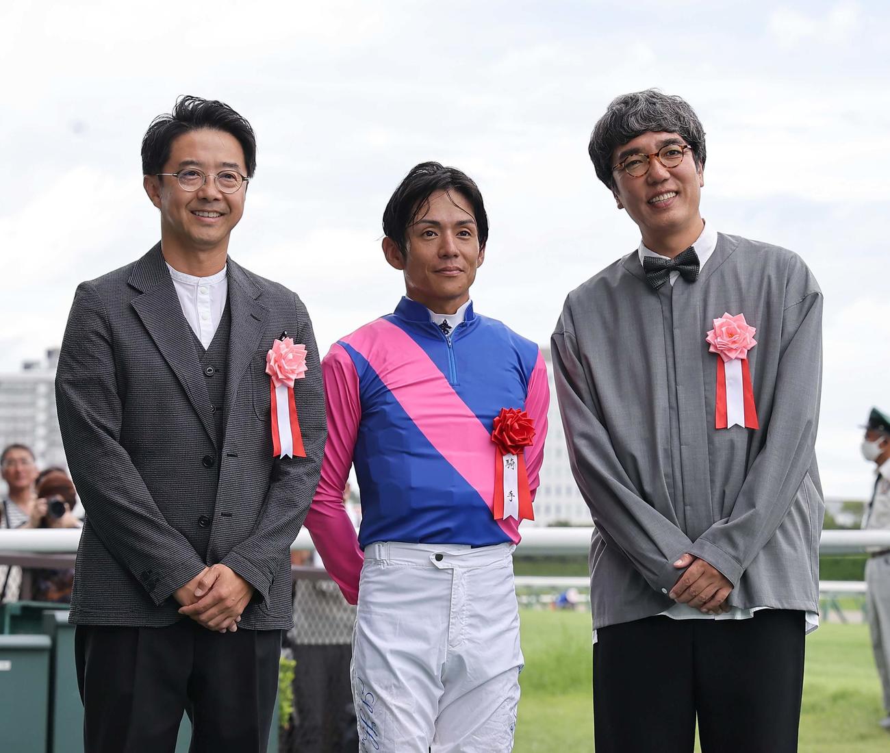 神戸新聞杯を制した浜中騎手（中央）と記念撮影をするプレゼンターのおぎやはぎ矢作兼（左）と小木博明