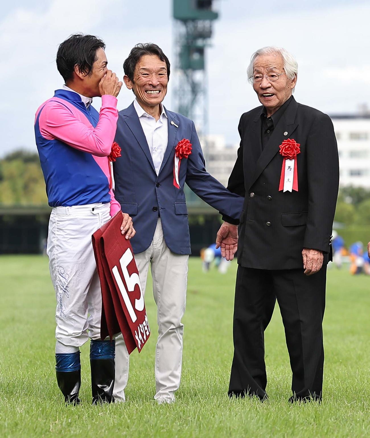 神戸新聞杯を制し笑顔を見せる右から松本オーナー、石橋調教師、浜中騎手（撮影・上田博志）