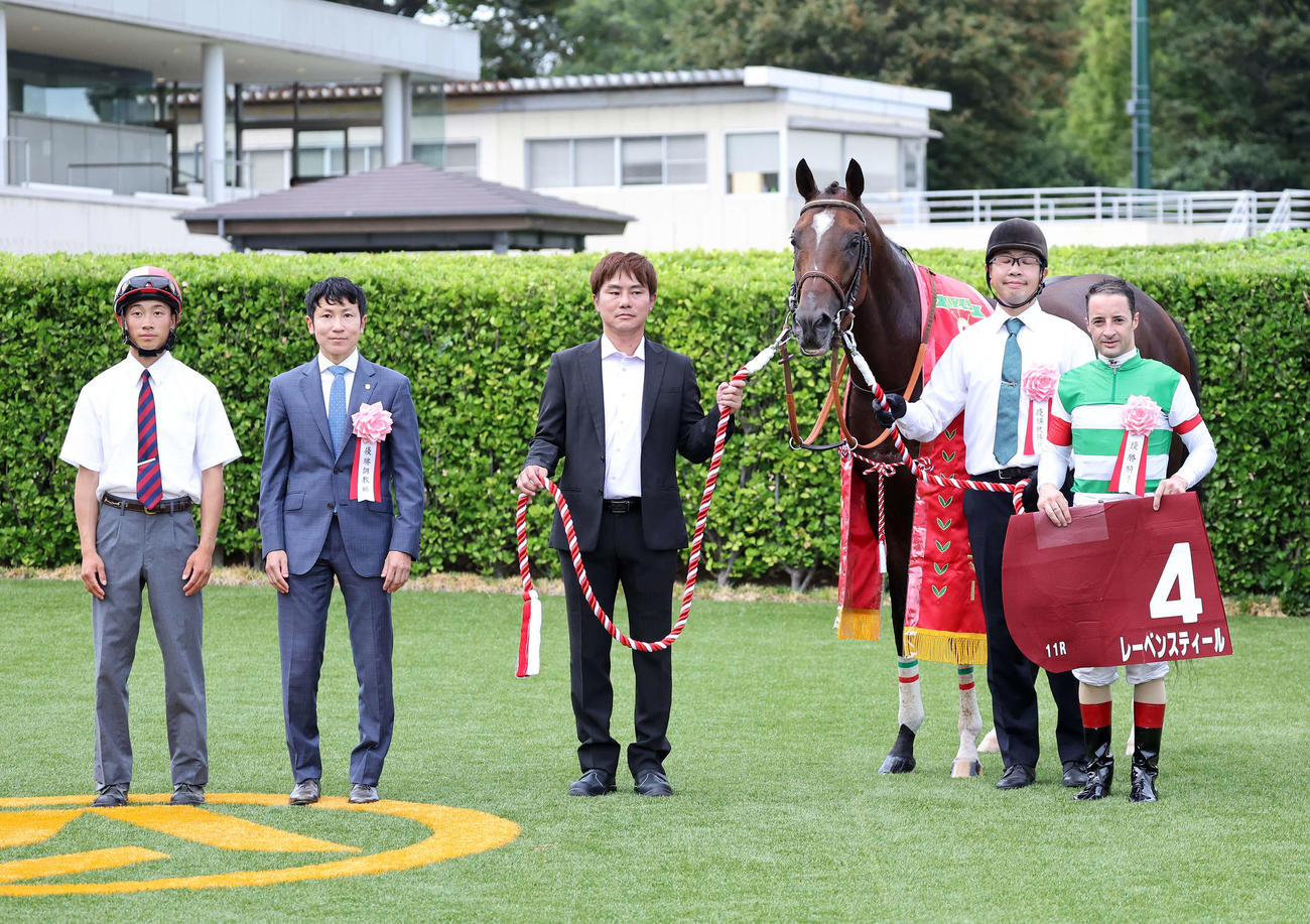 オールカマーを制したレーベンスティールとルメール騎手（撮影・鈴木正人）
