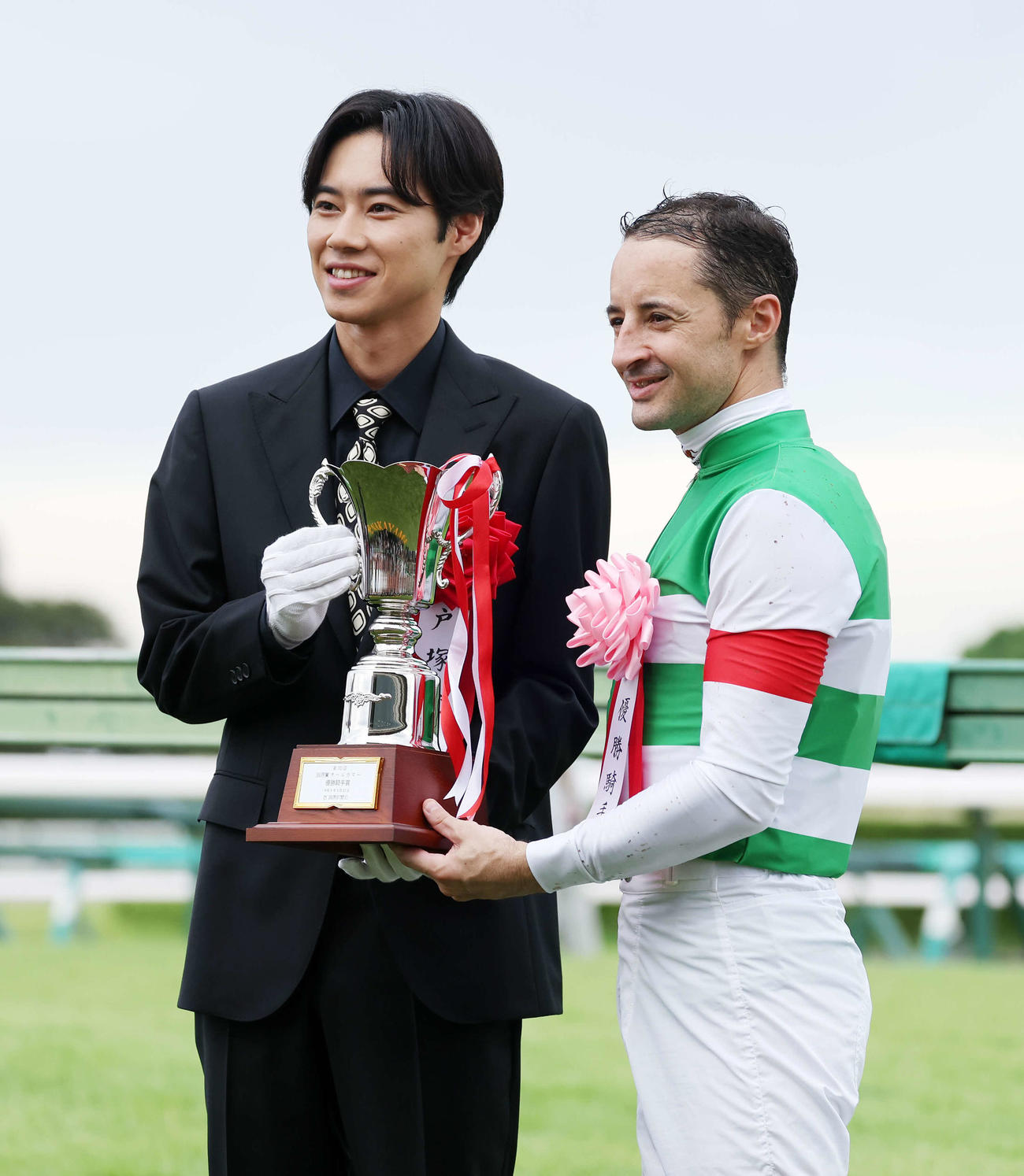 写真に納まる戸塚純貴（左）とルメール騎手（撮影・鈴木正人）