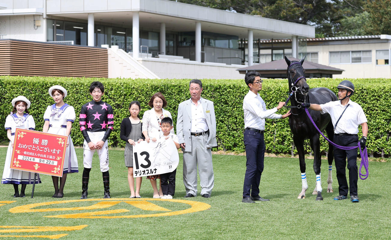 新馬戦を制したテリオスルナと口取りに並ぶ小林勝太騎手（撮影・鈴木正人）