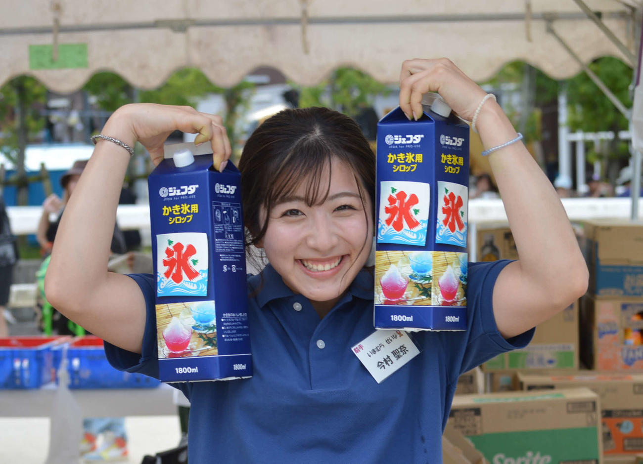 馬に親しむ日2024にて、シロップを両手に持つかき氷担当の今村聖奈騎手
