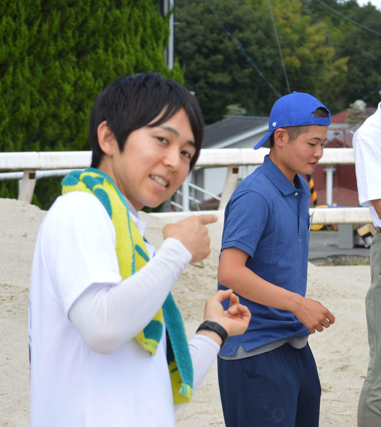 馬に親しむ日2024にて、田口貫太騎手（右）を指差す小崎綾也騎手（左）