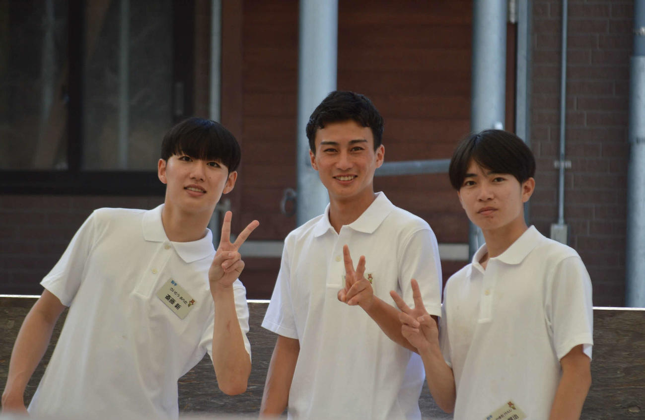 乗馬体験のサポートを終えたジョッキーたち。左から斎藤新騎手、富田暁騎手、川又賢治騎手