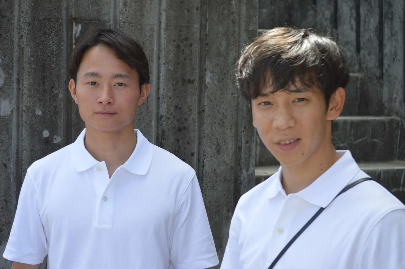 馬に親しむ日2024にて、木馬体験サポート前の岩田望来騎手（左）、団野大成騎手（右）