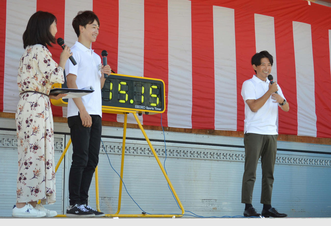 「馬に親しむ日」でトークショーを行う福永師（右）と松山騎手（中央）（撮影・藤本真育）