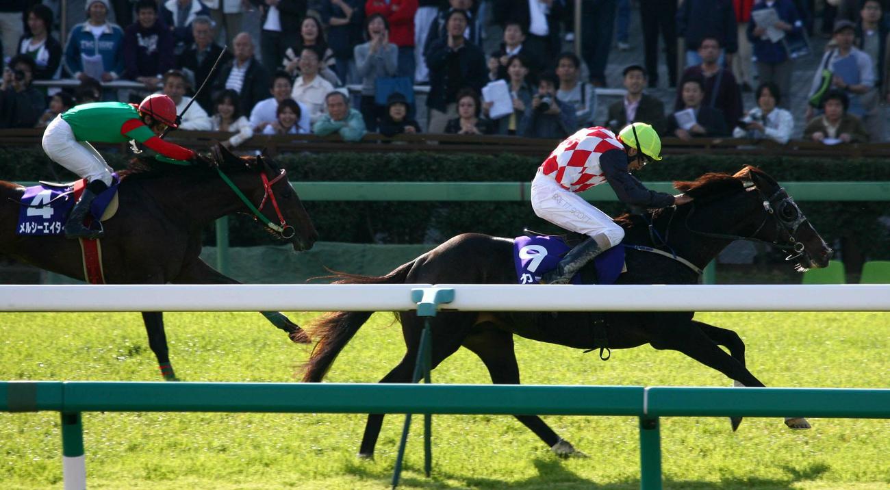 07年、中山グランドジャンプで3連覇を達成したカラジ（右）