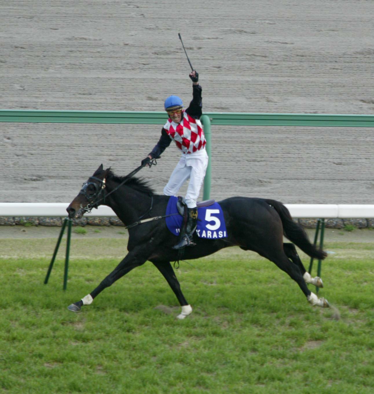 05年、中山グランドジャンプを制し大喜びのブレット・スコット騎手