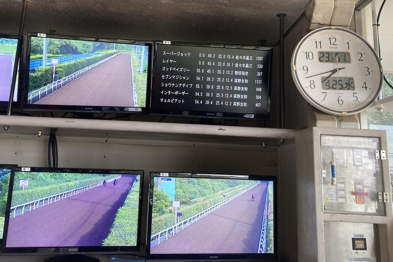 復旧した直後の坂路モニターには計時不能を示す「0.0」の表示が残っていた（撮影・太田尚樹）