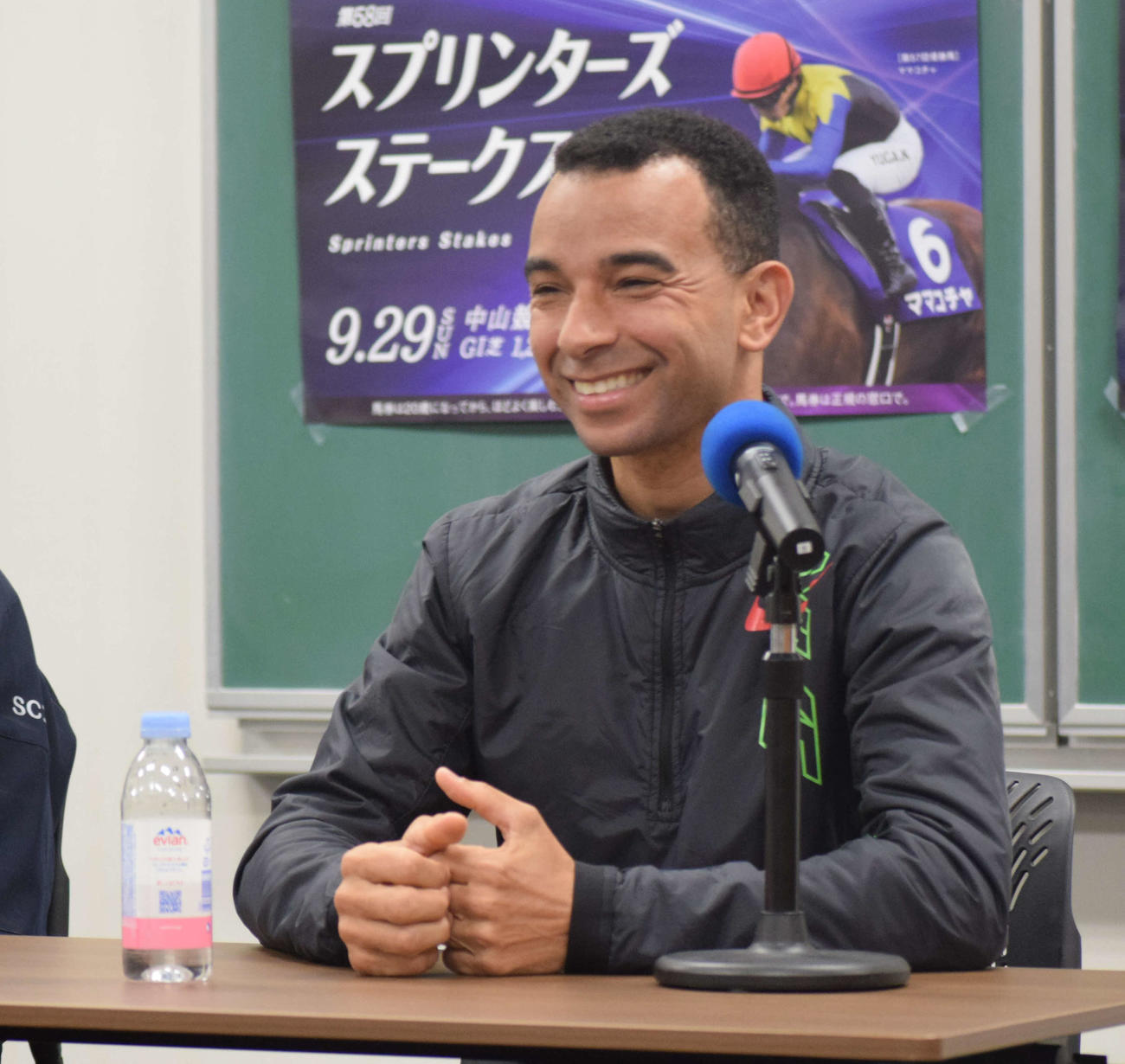スプリンターズSでビクターザウィナーに騎乗するモレイラ騎手は共同会見で笑顔を見せる（撮影・桑原幹久）