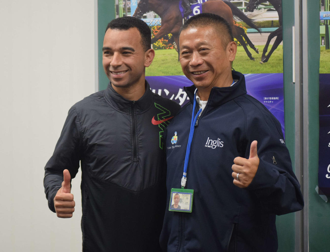 スプリンターズSにビクターザウィナーで参戦するモレイラ騎手（左）とC・シャム師（右）は笑顔でサムアップ（撮影・桑原幹久）