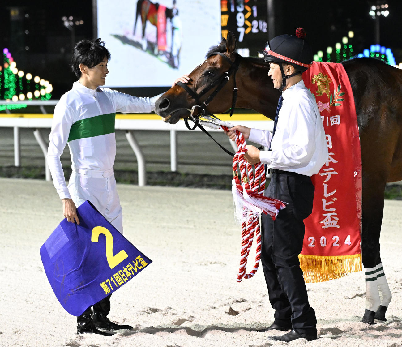 船橋11R第71回　日本テレビ盃　日本テレビ盃を制し、ウィリアムバローズをねぎらう坂井瑠騎手（撮影・千葉一成）