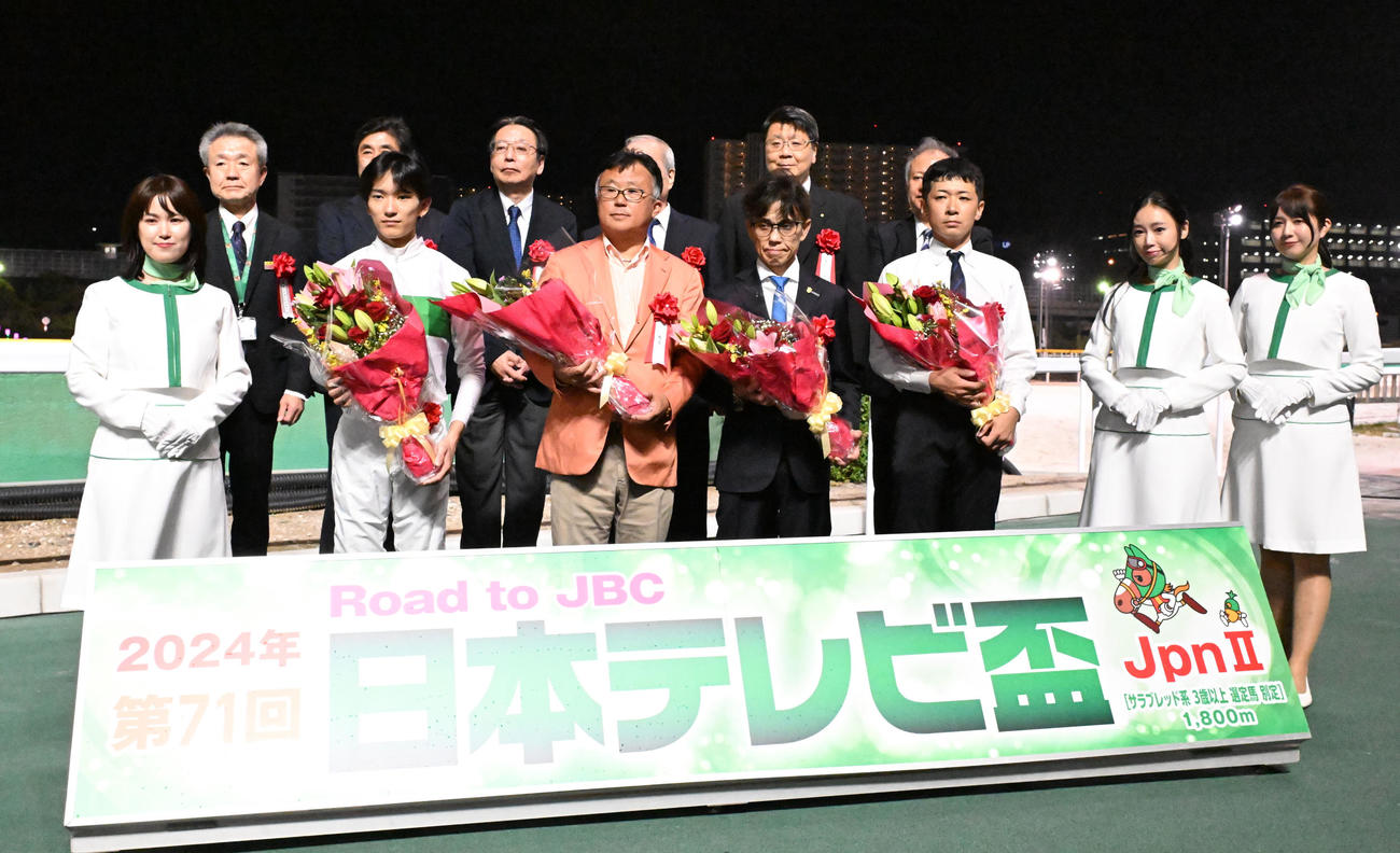 船橋11R第71回　日本テレビ盃　ウィリアムバローズで日本テレビ盃を制し、記念撮影する坂井瑠騎手（前列左から2人目）、上村洋調教師（同4人目）と関係者（撮影・千葉一成）