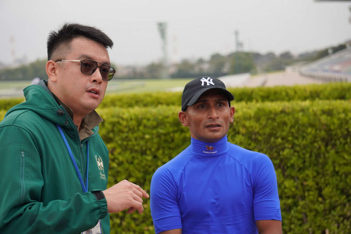 香港馬ムゲンの状態を確認したパンチー・ン調教師（左）とティータン騎手