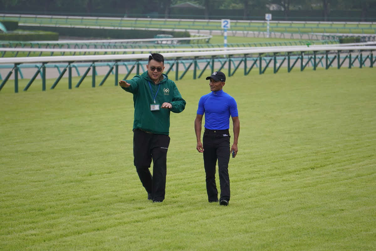 ムゲンのパンチー・ン調教師とティータン騎手は中山競馬場の芝コースを1周して馬場状態を確認