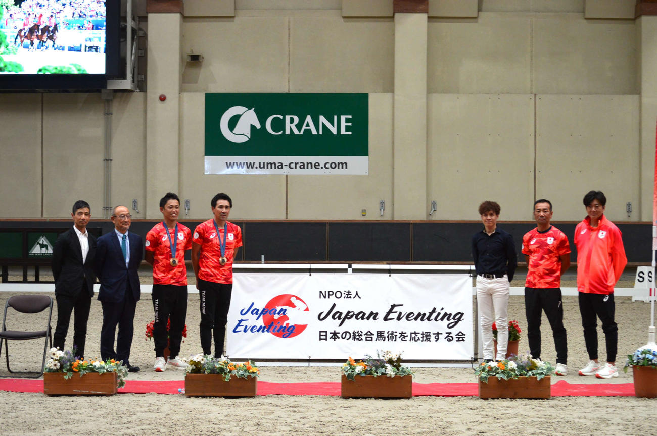 パリ五輪の報告会＆トークショーを行った大岩義明選手（左から4人目）、戸本一真選手（同3人目）ら