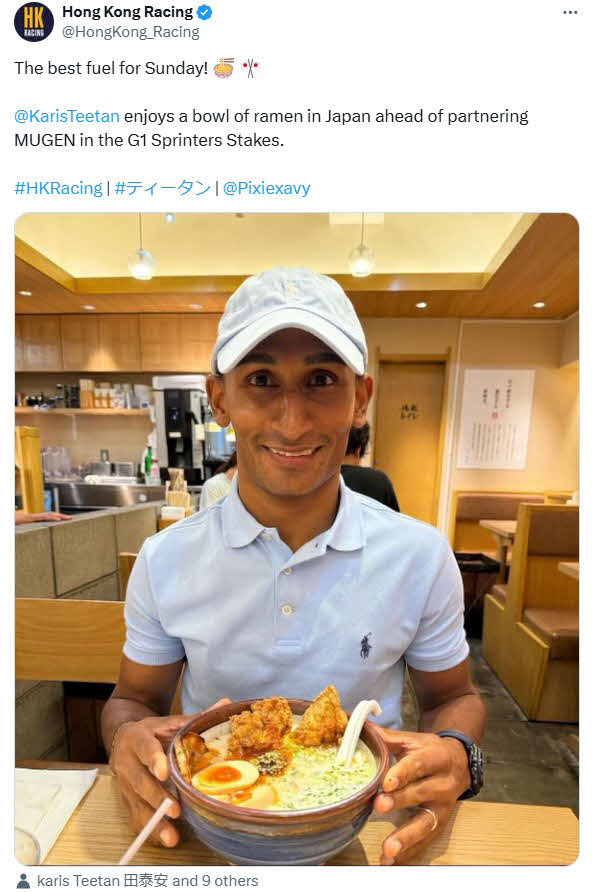 ラーメンを前に笑顔のカリス・ティータン騎手（Hong　Kong　RacingのXより）